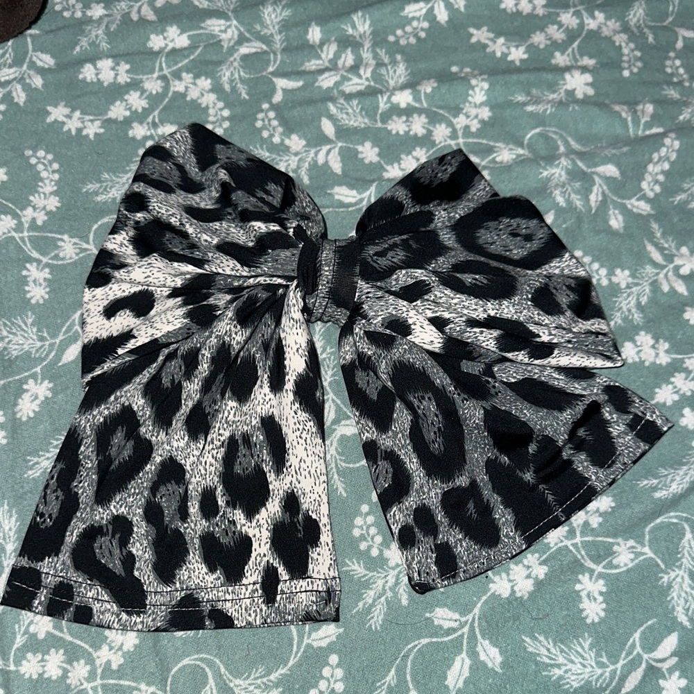 Gray Cheetah Bow